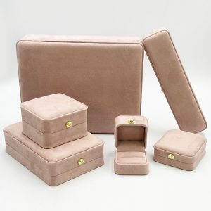 Redefine Unboxing Luxury: Custom Dusty Rose Velvet Jewelry Boxes with Gold Clasp Accents