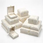 Serie de joyeros de terciopelo marfil tallado Regal Rose con cierre dorado