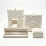 Serie de joyeros de terciopelo marfil tallado Regal Rose con cierre dorado