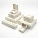 Serie de joyeros de terciopelo marfil tallado Regal Rose con cierre dorado